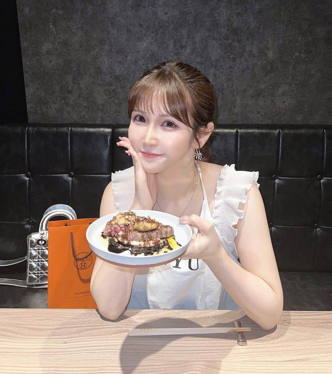 五十嵐茉優のインスタグラム：「9月9日に千葉駅にオープンした GYU🐮🥩 ↪︎ @gyu_chiba   船橋にある完全個室の焼肉屋さんの 2号店が千葉駅にopen🫰🏻♡  1部屋ごとに店員さんがついてくれて お肉全部焼いてくれますっ！ 全席個室なのでかなりプライベートな空間で ゆったり美味しい焼肉が食べれるのが嬉しい🥰  千葉店限定のロッシーニが最高に美味しくて ほっぺたがおちました😌♡  ▼ 頂いたコース内容 タナブルータルタル 本日のサラダ 但馬牛のユッケ 宮廷キムチ 厚切りタン元 ヒレステーキとフォアグラのロッシーニ〜トリュフ仕立て〜 霜降り和牛の手巻き 口直し 本日の厳選赤身焼きしゃぶ 厳選赤身 特選ハラミ お食事 デザート コーヒー/紅茶  特別な日におすすめの焼肉屋さんです🐮！  完全個室焼肉 牛〜GYU〜 千葉店 📍 千葉県千葉市中央区富士見1-10-3 SC若松ビル2F 📞 043-307-7029 🚃 JR千葉駅より徒歩2分  #GYU千葉店 #千葉焼肉 #千葉ディナー #PR #千葉グルメ #千葉駅 #個室焼肉 #贅沢ディナー #まうろぐ」