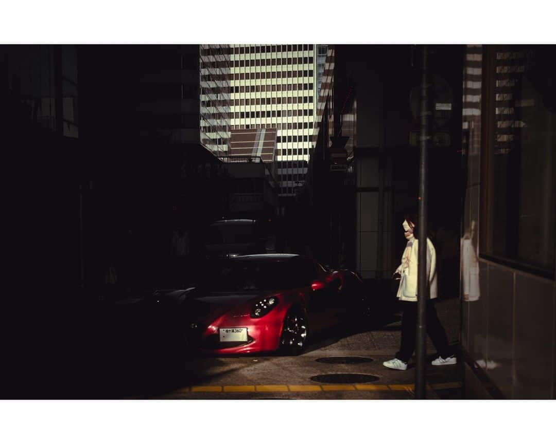 kazhixのインスタグラム：「Tokyo Rhapsody  -Light and shadow on the street— 🔴Alfa Romeo🔴  #映画のワンシーンのような一枚を  ⤴︎みなさんもタグ気軽に使ってくださいね。  #fujifilm_xseries #今日もx日和 #富士フイルム  #FUJIFILM #instagram  #igersjp #HelloFrom Tokyo #ファインダー越しの私の世界  #tokyocameraclub #mst_photo #daily_photo_jpn #tokyoartsandculture #JapanCityBlues #TokyoTokyo #streetfinder #eyephotomagazine #cinema_streets  #urbanromantix #street_avengers #streetleaks #sublimestreet #streets_storytelling #storyofthestreet #streetsgrammer #streetmoment #voidtokyo  #streetgrammers #shadow_magazine #subshooters」