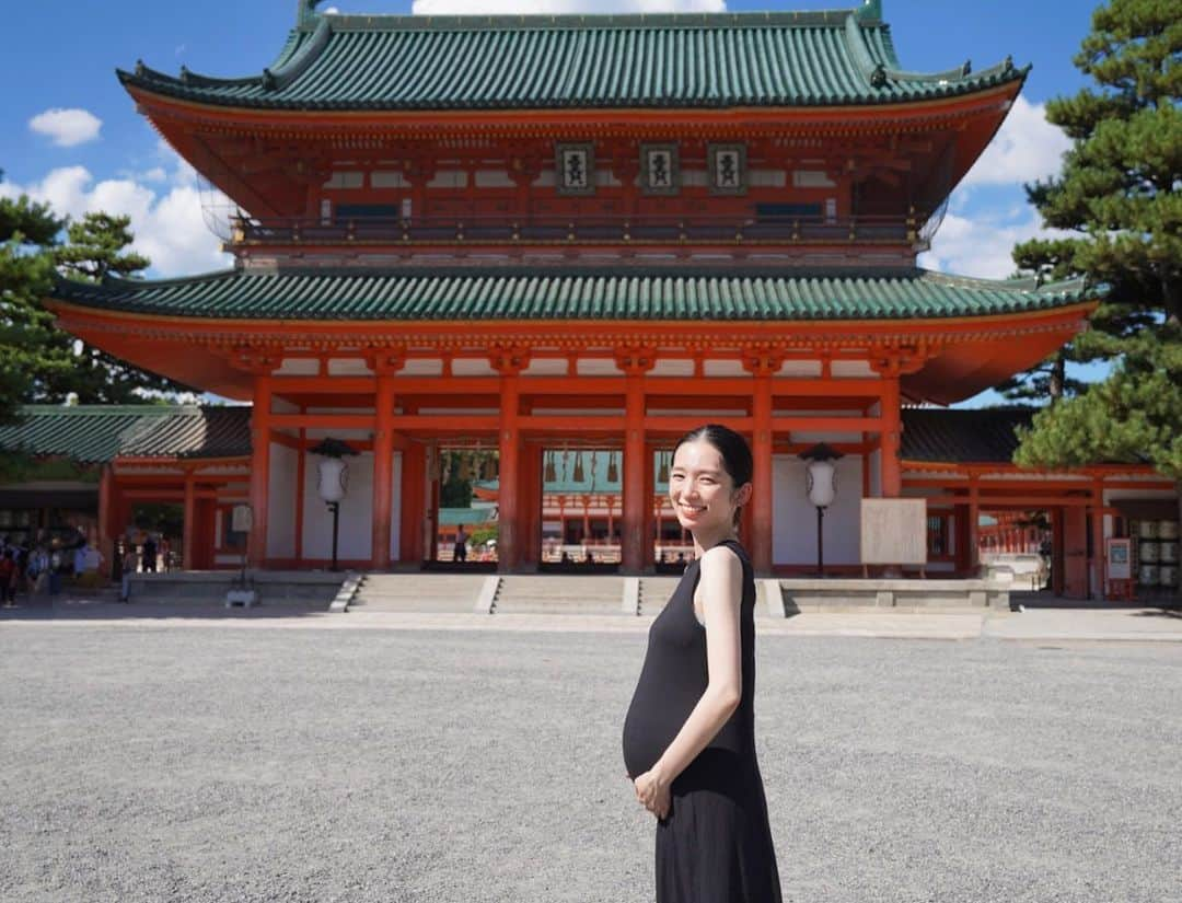 朝香りほさんのインスタグラム写真 - (朝香りほInstagram)「結婚式した思い出の場所 平安神宮⛩  京都来たかったから お出かけできて良い気吸えてhappy🫶  #もうすぐ臨月 #妊婦#平安神宮#マタニティフォト」9月10日 19時02分 - riho_asaka