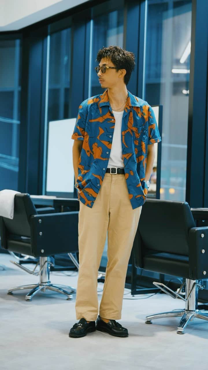 雄三 雨宮のインスタグラム：「この組み合わせお気に入り  #シャツ #チノパン #timeison #メンズファッション  #大人カジュアル  #クラシック」