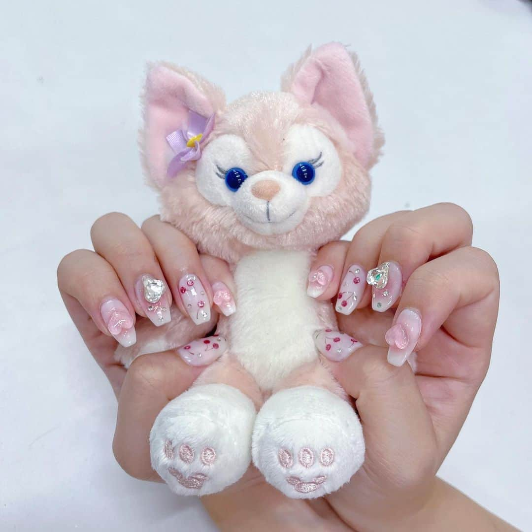 大場結女のインスタグラム：「new nail☁️ 𓈒𓂂𓏸  リーナベルちゃんに撮影協力してもらった~♪可愛い?♡⃛  #ネイル #ネイルデザイン  #ジェルネイル  #ネイルサロン  #ガーリー #ガーリーネイル  #ピンクネイル  #さくらんぼネイル #チークネイル #乳白色ネイル  #リーナベル #リーナベルグッズ  #ディズニー #nail #nailphoto  #nailart」