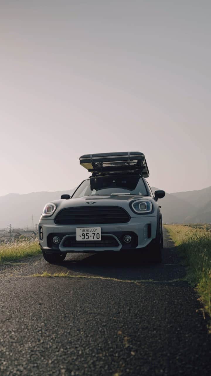 MINI Japanのインスタグラム：「行こう、MINI Crossover Untamed Editionとともに、終わりなき冒険の旅へ！   映像クリエイターのエムスタとともに、美しい景色の中を颯爽と駆け抜ける。  見るだけで、ワクワクが止まらない。  走るほどに、興奮が加速する。   🎥: @kxyxoxn6328    #CrewOfMINI #MINIJapan #MINICrossoverUntamedEdition」