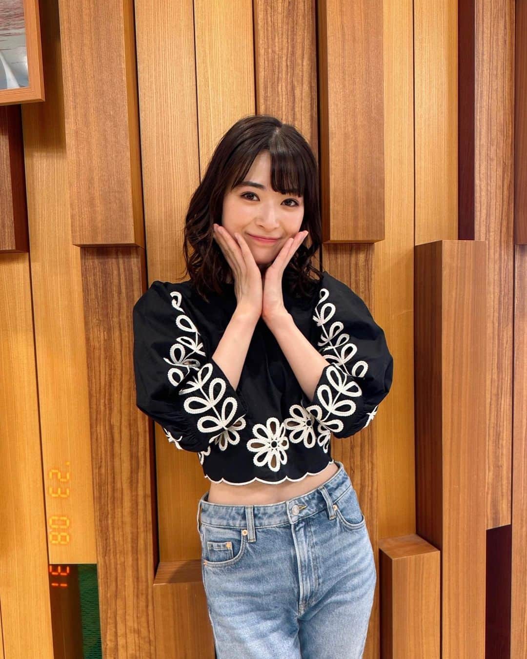 のインスタグラム：「先日撮影の帰りにマネージャーさんに撮っていただいた私服☺︎  衣裳部さんにインナー何が正解ですかねと相談させていただいて凄くお勉強になりました✨  花、穴空いてるからね🏵️  #hm」