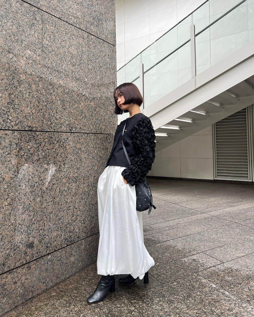 zussaさんのインスタグラム写真 - (zussaInstagram)「大事な打ち合わせがある日は このジャケット羽織って気合い入れるという 謎の決め事。🤞笑  バルーンスカートは登場しすぎてますね、お気に入り。 既に愛おしい存在です。🤍  #ジャケットコーデ#スカートコーデ#秋コーデ#デートコーデ#miroamurette#mirofilles」9月10日 19時22分 - niwatorigoya