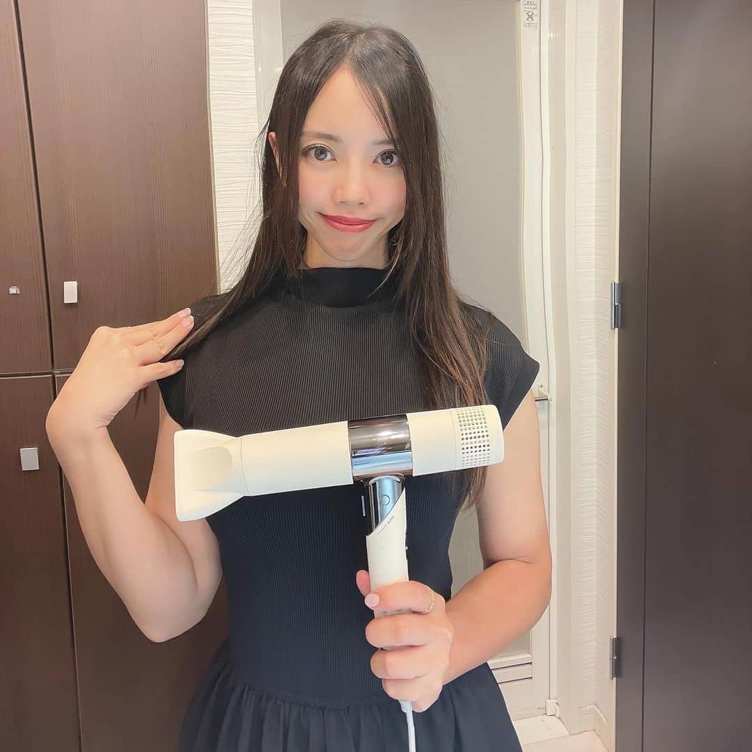 hina2221のインスタグラム：「髪の毛に艶々になると噂のドライヤー✨ @kinujo.jp  ドライヤーでそんな変わらないだろ って思ってたんだけど 乾かしたらストレートで とぅるとぅる🥹  ゴルフで髪の毛もたくさん日差し浴びたから🥺  これからヘアケアがんばろーっ❤️‍🔥  #絹女 #kinujo #ドライヤー #ヘアーアイロン #美容」