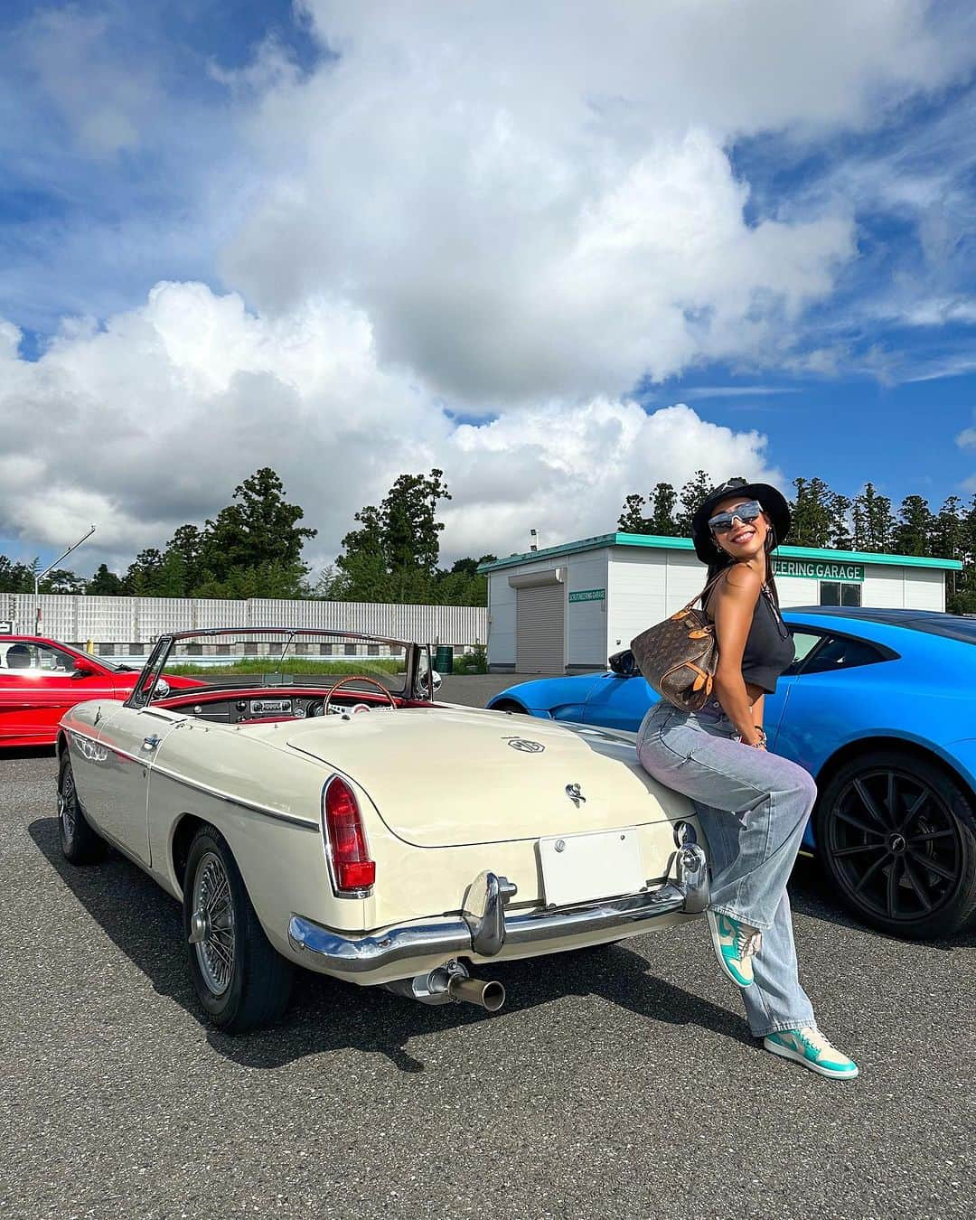 SÜMIREのインスタグラム：「. 今日はクラシックカーのレーシングイベントへ🏎️🏁 色んな車を間近で見れて大興奮🔥 念願の親子ツーリングも出来て嬉しかった🥹 . 3枚目の動画は父と妹なんだけど、 妹が私とそっくりで自分でもびっくり😂 最高な休日でした🥰🙏 . #袖ヶ浦フォレストレースウェイ#クラシックカー#レーシングカー#車#ドライブ#ツーリング#classiccars#mg#bugatti#astonmartin#car#cargram」