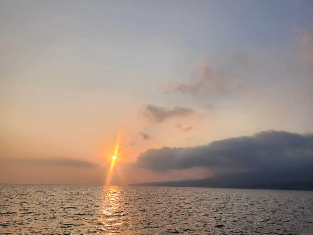 小雪さんのインスタグラム写真 - (小雪Instagram)「🎣 鹿児島で太刀魚✴️ #釣りビジョン 発見！すごかby九州のロケでした！  #錦江湾 で初めての #タチウオテンヤ 桜島を眺めながらの釣りは めちゃくちゃ面白かった～ なによりも錦江湾のポテンシャル！またすぐ行きたい😆  太刀魚は初心者でも釣りやすく、 捌きやすいから(歯は鋭いから気をつけて) 美味しくて、食べるのも最高！  今回お世話になった 柳田先生 @gryanagida 林船長 @karin_kagoshima  お二人とも穏やかで優しくて とても楽しかったです！  盛り沢山の内容になっております！ 10月2日(月)20時放送予定です◎  帰りの新幹線で虹見れた🌈 (8枚目) 今回は船酔いしませんでしたよ😂😂 あーーーーー楽しかった！」9月10日 19時18分 - koyuki2