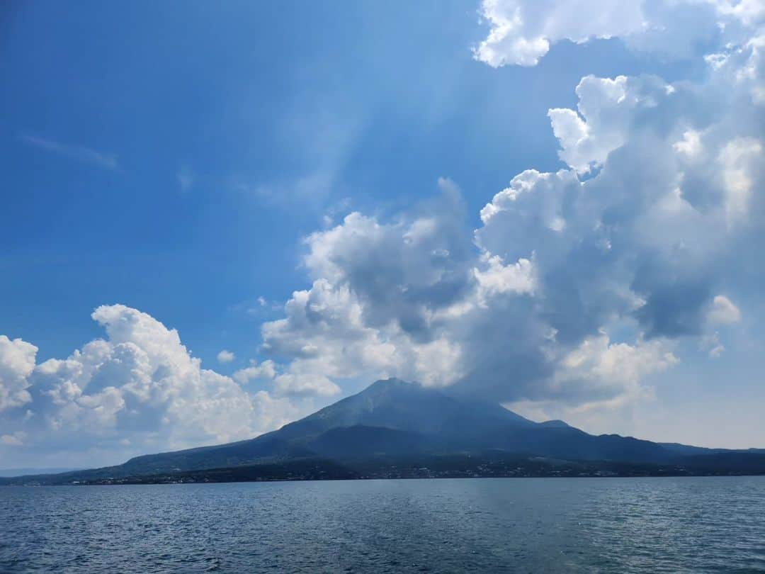 小雪さんのインスタグラム写真 - (小雪Instagram)「🎣 鹿児島で太刀魚✴️ #釣りビジョン 発見！すごかby九州のロケでした！  #錦江湾 で初めての #タチウオテンヤ 桜島を眺めながらの釣りは めちゃくちゃ面白かった～ なによりも錦江湾のポテンシャル！またすぐ行きたい😆  太刀魚は初心者でも釣りやすく、 捌きやすいから(歯は鋭いから気をつけて) 美味しくて、食べるのも最高！  今回お世話になった 柳田先生 @gryanagida 林船長 @karin_kagoshima  お二人とも穏やかで優しくて とても楽しかったです！  盛り沢山の内容になっております！ 10月2日(月)20時放送予定です◎  帰りの新幹線で虹見れた🌈 (8枚目) 今回は船酔いしませんでしたよ😂😂 あーーーーー楽しかった！」9月10日 19時18分 - koyuki2