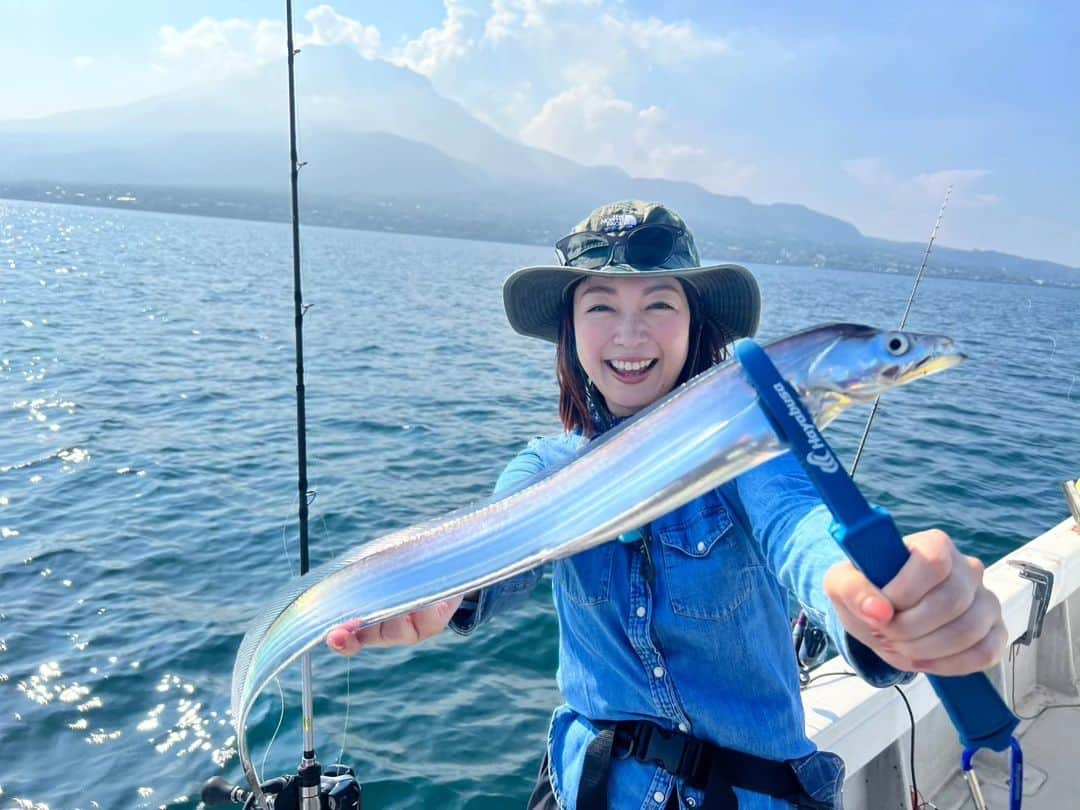 小雪さんのインスタグラム写真 - (小雪Instagram)「🎣 鹿児島で太刀魚✴️ #釣りビジョン 発見！すごかby九州のロケでした！  #錦江湾 で初めての #タチウオテンヤ 桜島を眺めながらの釣りは めちゃくちゃ面白かった～ なによりも錦江湾のポテンシャル！またすぐ行きたい😆  太刀魚は初心者でも釣りやすく、 捌きやすいから(歯は鋭いから気をつけて) 美味しくて、食べるのも最高！  今回お世話になった 柳田先生 @gryanagida 林船長 @karin_kagoshima  お二人とも穏やかで優しくて とても楽しかったです！  盛り沢山の内容になっております！ 10月2日(月)20時放送予定です◎  帰りの新幹線で虹見れた🌈 (8枚目) 今回は船酔いしませんでしたよ😂😂 あーーーーー楽しかった！」9月10日 19時18分 - koyuki2