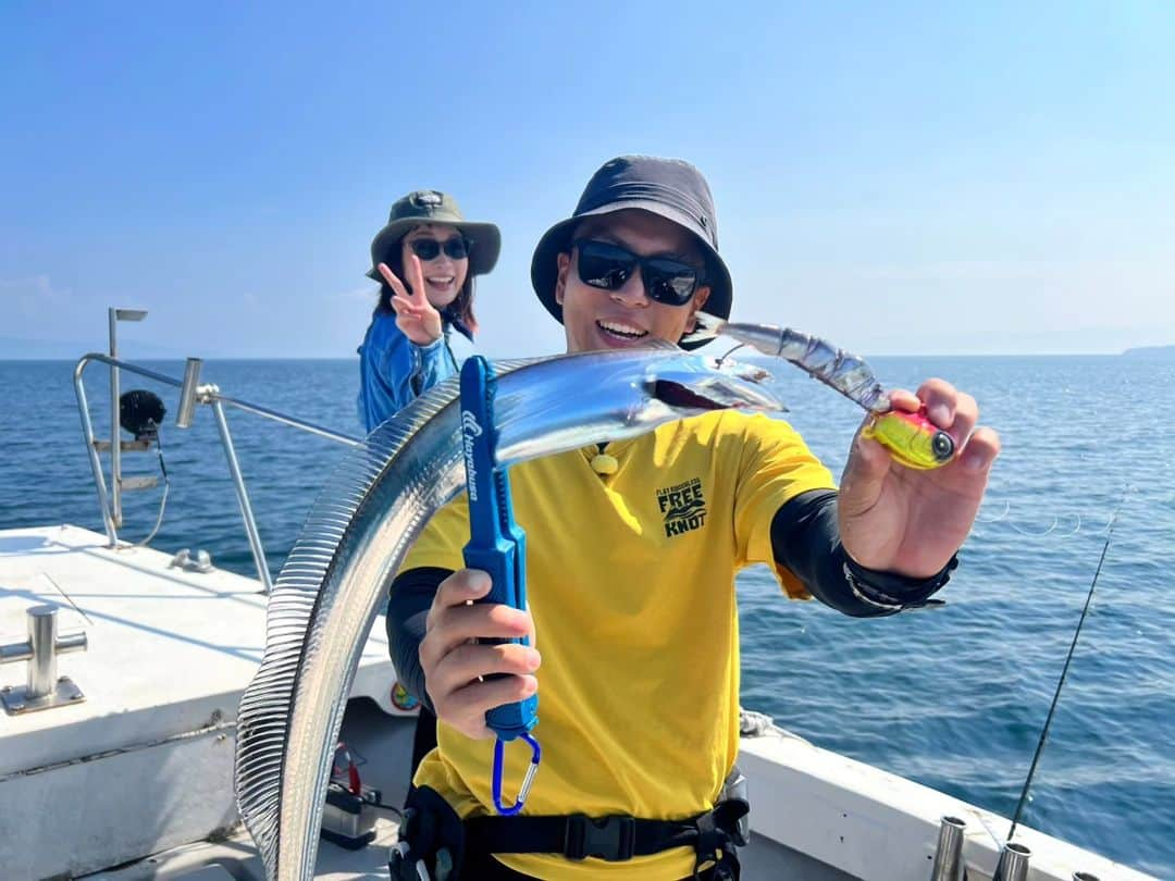 小雪さんのインスタグラム写真 - (小雪Instagram)「🎣 鹿児島で太刀魚✴️ #釣りビジョン 発見！すごかby九州のロケでした！  #錦江湾 で初めての #タチウオテンヤ 桜島を眺めながらの釣りは めちゃくちゃ面白かった～ なによりも錦江湾のポテンシャル！またすぐ行きたい😆  太刀魚は初心者でも釣りやすく、 捌きやすいから(歯は鋭いから気をつけて) 美味しくて、食べるのも最高！  今回お世話になった 柳田先生 @gryanagida 林船長 @karin_kagoshima  お二人とも穏やかで優しくて とても楽しかったです！  盛り沢山の内容になっております！ 10月2日(月)20時放送予定です◎  帰りの新幹線で虹見れた🌈 (8枚目) 今回は船酔いしませんでしたよ😂😂 あーーーーー楽しかった！」9月10日 19時18分 - koyuki2