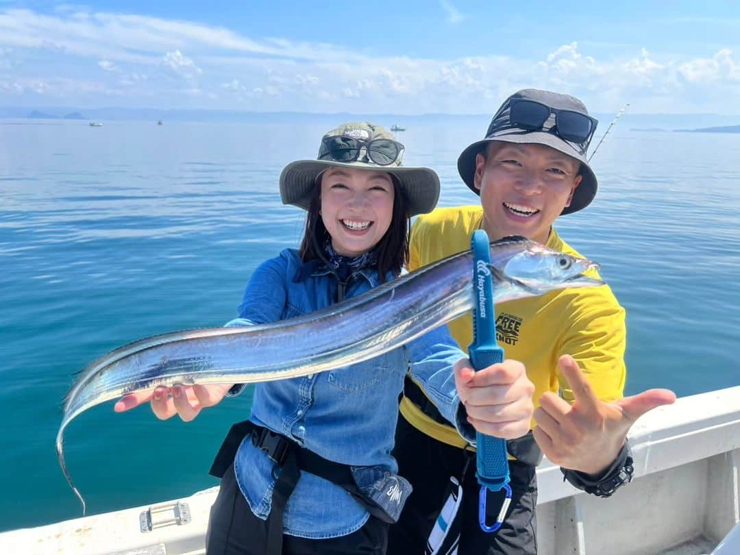 小雪のインスタグラム：「🎣 鹿児島で太刀魚✴️ #釣りビジョン 発見！すごかby九州のロケでした！  #錦江湾 で初めての #タチウオテンヤ 桜島を眺めながらの釣りは めちゃくちゃ面白かった～ なによりも錦江湾のポテンシャル！またすぐ行きたい😆  太刀魚は初心者でも釣りやすく、 捌きやすいから(歯は鋭いから気をつけて) 美味しくて、食べるのも最高！  今回お世話になった 柳田先生 @gryanagida 林船長 @karin_kagoshima  お二人とも穏やかで優しくて とても楽しかったです！  盛り沢山の内容になっております！ 10月2日(月)20時放送予定です◎  帰りの新幹線で虹見れた🌈 (8枚目) 今回は船酔いしませんでしたよ😂😂 あーーーーー楽しかった！」