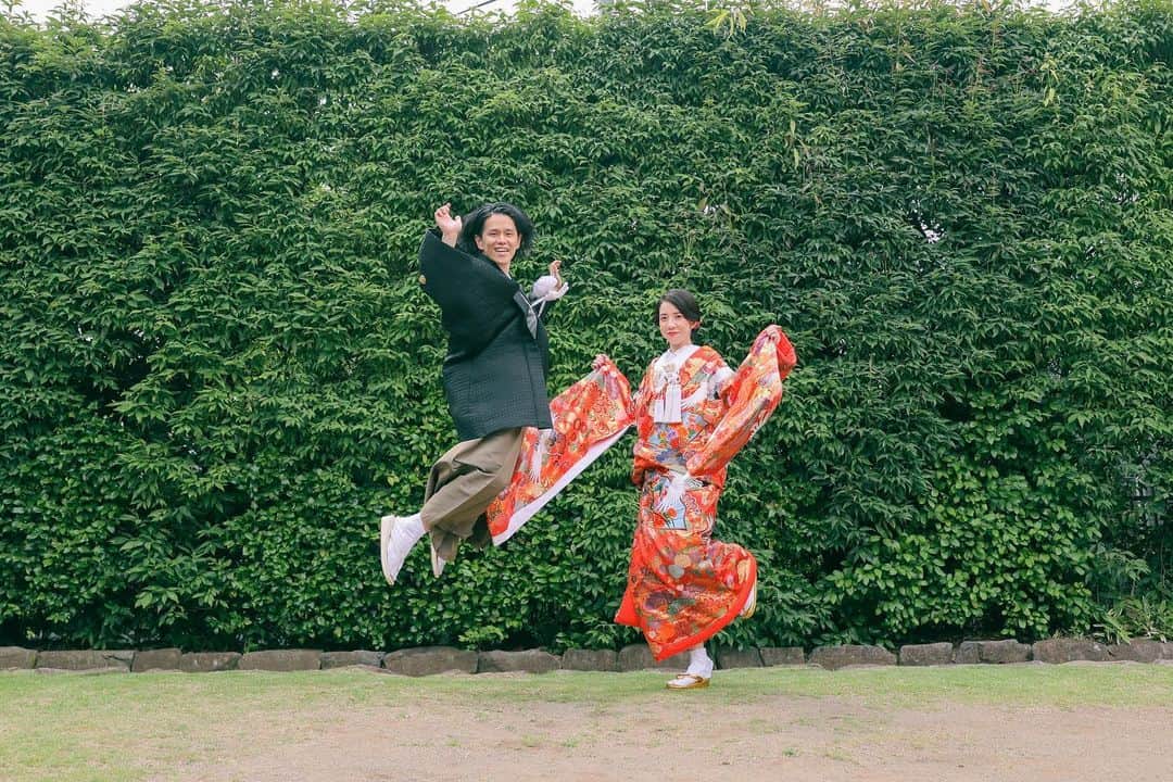 スタジオアクア新宿店さんのインスタグラム写真 - (スタジオアクア新宿店Instagram)「【目白庭園 和装ロケーション】  スタジオアクア新宿店 カメラマンの楠見です！🎐  真夏のロケーション撮影でしたが、笑顔が絶えないおふたり＾＾  スタッフの指名も可能です！ 是非ご検討ください✨  Photographer 📷 : Koyuki Kusumi  Hair&Makeup💄：Chihiro Taniuchi @taniuchi.deco.hm   フォトグラファー、ヘアメイク、フォトプランナーを募集中！  私たちと一緒に働きませんか？ 私たちと一緒に新郎新婦の夢を叶える仲間を募集中✨  　@decollte_recruit . #プレ花嫁 #ウェディングフォト #フォトウェディング #ブライダルフォト #ブライダルヘア #花嫁ヘア #オシャレなスタジオ #プレ花嫁東京 #marryxoxo #スタジオアクア #スタジオアクア新宿店 #デコルテフォト #日本中のプレ花嫁さんと繋がりたい #全国のプレ花嫁さんと繋がりたい #オシャレさんと繋がりたい #おしゃれ花嫁 #洋装前撮り　 #ウエディングドレス #タキシード  #撮る結婚式 #プレ花嫁さんと繋がりたい　 #weddingphotographers」9月10日 19時18分 - studioaqua.shinjuku