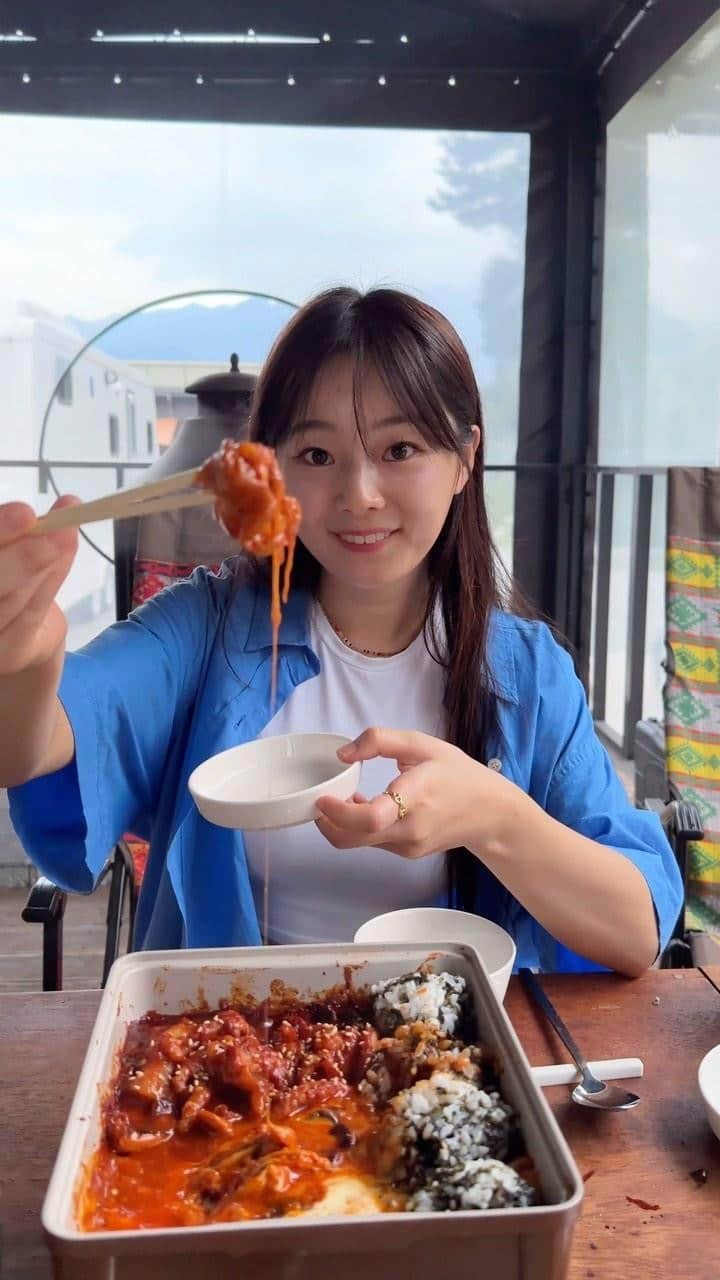 ユ・ボファのインスタグラム：「먹천재 쭈꾸미/쭈닭🦑😋 11일 월요일 낮12시 이유데이 만나요♥️ #이유데이 #먹천재 #쭈꾸미 #쭈꾸미닭발」