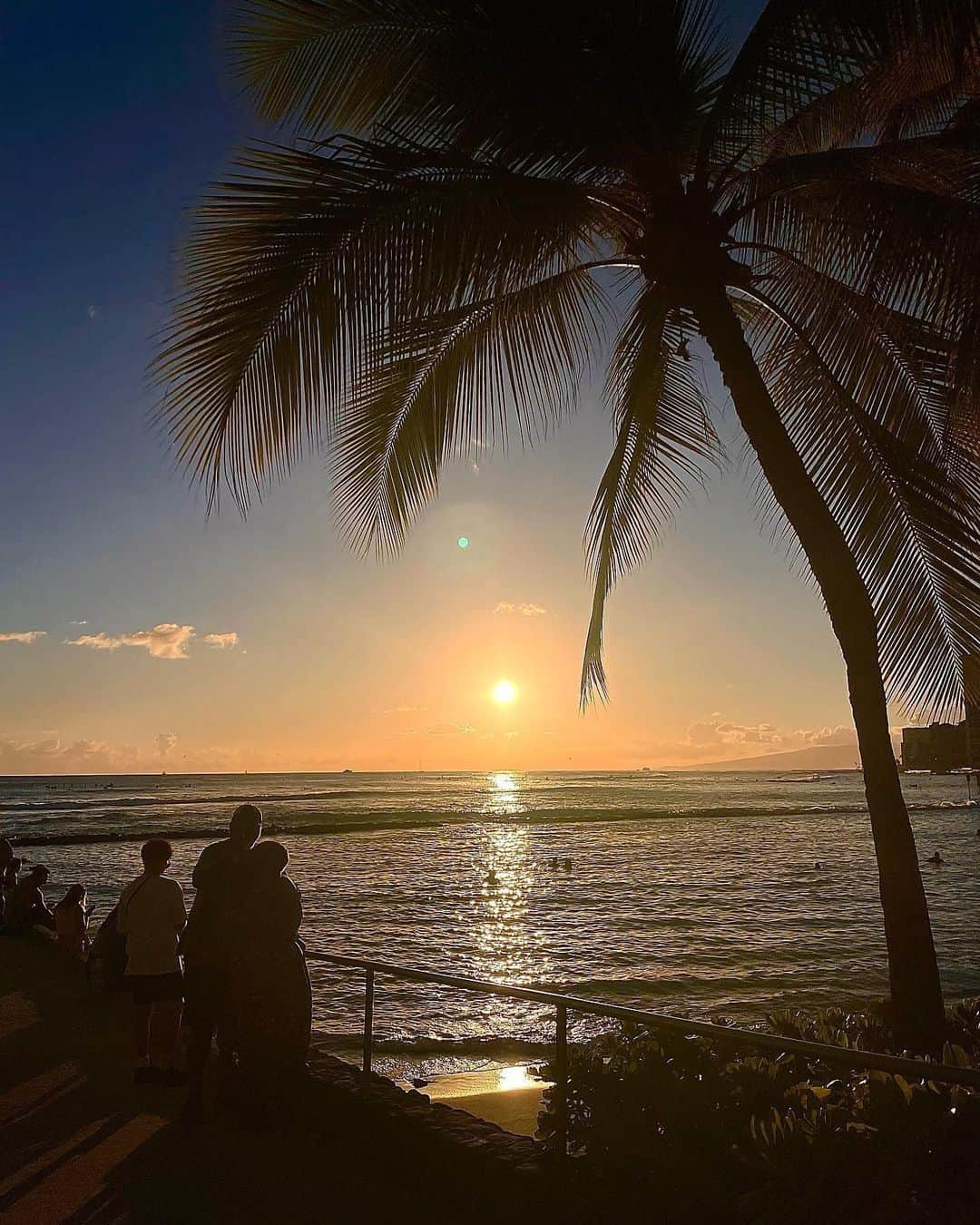 酒匂彩名のインスタグラム：「: お気に入りの景色達🌿 ハワイの夕焼けは格別でした🤭  今回は所謂「アクティビティ」や「観光スポット」は、あまり行かなかったんですが… のんびりワイキキ周辺で過ごしました。 子供が小さいとやれる事も少ないかなぁと思っていましたが、家族みんなでゆっくりできて、それも凄く最高でした！ 次行く時はダイヤモンドヘッド一緒に登れるかなー🤭 ママは早く一緒にダイビングしたいよー！！  そんなわけで、行ったところメモ残します！ これから行かれる方はもしよければ参考にして下さい😊  【行った所】 ☑ワイキキビーチ ☑フォートデッシービーチパーク ☑カウカウアアベニュー周辺 ☑アラモアナセンター ☑ドンキホーテ(スーパーマーケット)  【食べ物】 ☑カハラホテル(モーニングビュッフェ)＆周辺観光 ☑ルースズクリス(ステーキ) ☑アランチーノデマーレ(イタリアン) ☑ハウツリー(パシフィックリム)&カイマナビーチ ☑サムズキッチン(シュリンプ) ☑他、ABCマートやディーンアンドデルーカ等でテイクアウト  : #ハワイ　#ワイキキ　#子連れハワイ　 #ハワイスポット　#ハワイ旅行 #ハワイメモ　#南国　#リゾート」