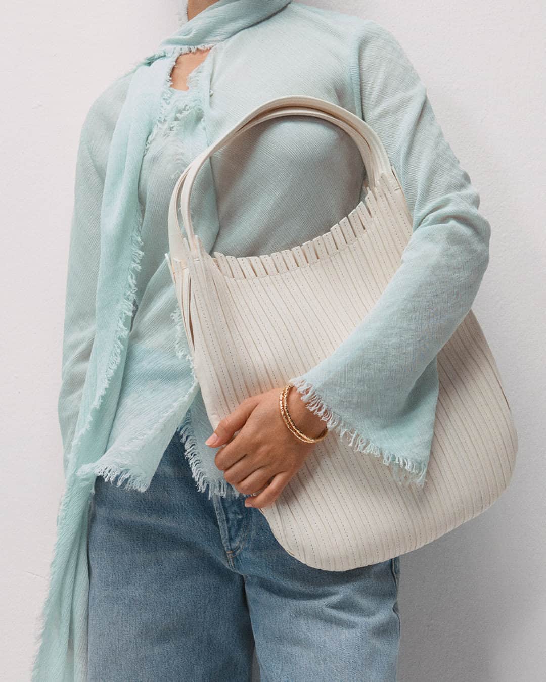 ネッタポルテのインスタグラム：「WEEKEND FORMULA: Look polished but stay comfortable in a trusted pair of jeans and lightweight shirt, plus the perfect shoulder bag by @therow.  Tap the link in bio to shop at #NETAPORTER.」