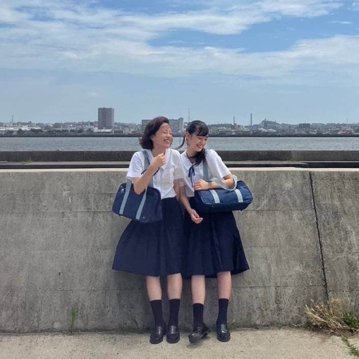 池端杏慈さんのインスタグラム写真 - (池端杏慈Instagram)「︎︎  夏の終わりに お気に入りポカリスエットオフショ！  途中、雨が降りそうでしたが 椿の晴れ女のパワーでなんとか降らずにすみました☀️  カメラマンの石田さんも一緒に💙 強風で飛ばされそうになりました😂  素敵な写真を沢山撮ってくれた石田さん、 ありがとうございました！  #ポカリスエット#大塚製薬 #石田真澄 さん#椿#池端杏慈」9月10日 19時31分 - lespros_anji