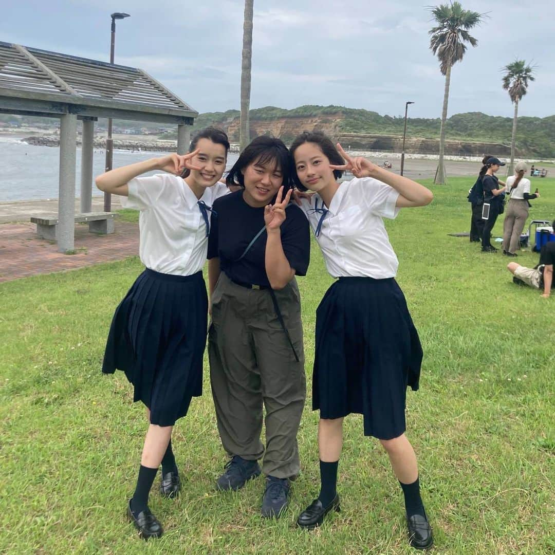 池端杏慈さんのインスタグラム写真 - (池端杏慈Instagram)「︎︎  夏の終わりに お気に入りポカリスエットオフショ！  途中、雨が降りそうでしたが 椿の晴れ女のパワーでなんとか降らずにすみました☀️  カメラマンの石田さんも一緒に💙 強風で飛ばされそうになりました😂  素敵な写真を沢山撮ってくれた石田さん、 ありがとうございました！  #ポカリスエット#大塚製薬 #石田真澄 さん#椿#池端杏慈」9月10日 19時31分 - lespros_anji