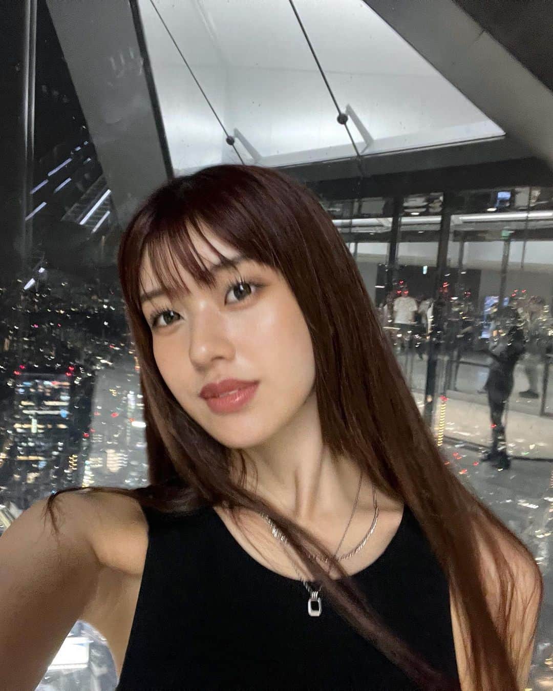のインスタグラム：「⁡ ⁡ 東京中央美容外科新宿西口院 @tcb_shinjukunishiguchi で クマ取りをして1ヶ月が経過しました🫧 ⁡ クマは年齢を重ねるとたるみの元にもなるので 早めに取っておきたいと思っていました💭 ⁡ コンシーラーでも消せない 気になっていたクマが薄くなって嬉しいです！ ⁡ 私の場合は、1番心配だった痛みやダウンタイムが 想像よりもかなり軽かったので 検討してる方にはお勧めしたいです〜🧡 ⁡ 担当は村田先生です！ @tcb_dsuke  ⁡ ⁡ #クマ取り #目の下のクマ取り #東京中央美容外科 #東京 #新宿 #クマ治療 #pr」