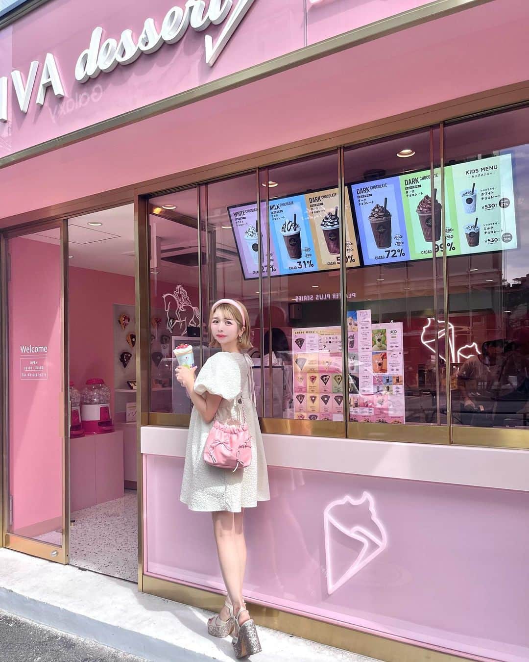エリンコさんのインスタグラム写真 - (エリンコInstagram)「🍨💞 . ピンクの外観で可愛いGODIVAが 原宿にできてたぁーっ💞💞💞 . クレープもシェイクも美味しかった🩷 . ここでしか食べれない限定メニューも あったのでチェックしてみてね📝 . ワンピース @grl_official  . GODIVA dessert  📍東京都渋谷区神宮前4丁目３１番１１ re-belle HARAJUKU１階 ゴディバデザート 営業時間:10:00-20:00 クレープl.o 19:00 . #原宿 #原宿カフェ #ピンクカフェ #pink #pinkcafe #明治神宮前 #GODIVA #ゴディバ #東京カフェ #東京スイーツ #カフェ巡り #カフェ #東京カフェ巡り #tokyo #えりんコーデ #えりんこヘアアレンジ #えりんこカフェ巡り #grl #grl購入品 #grlコーデ #グレイル #グレイル購入品 #グレイルコーデ」9月10日 19時24分 - erinko0315