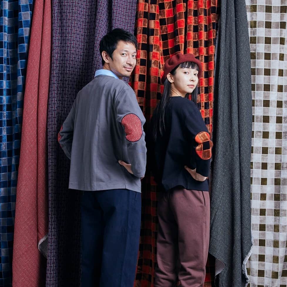 中川政七商店のインスタグラム：「「日本の布ぬの。」  エルボーパッチに、日本の布。「布」の個性を愉しむバスクシャツ。 産地で育まれた個性のある「布」をアップリケのように縫い付ける、「日本の布ぬの」シリーズです。  秋冬シーズンは、ニットやパイル生地を エルボーパッチとしてあしらった、 バスクシャツが登場です。  「布」が持つ表情の違いを愉しみながら、 お気に入りの一着をお選びください。  ▶︎布ぬのバスクシャツ／各¥11,000 ▶布ぬのバスクシャツ　メンズ／各12,100  🦌お買い物はプロフィールリンクより @nakagawamasa7  🦌渋谷店では代引きを承っております(03-6712-6148)  ． 日本の工芸が教えてくれる 暮らしかた、生きかた。  Japan’s kogei. Teaching us how to live how to be. ．  #中川政七商店 #nakagawamasashichi #工芸 #暮らしの道具 #シンプルな暮らし #暮らしを楽しむ #季節を楽しむ #バスクシャツ」