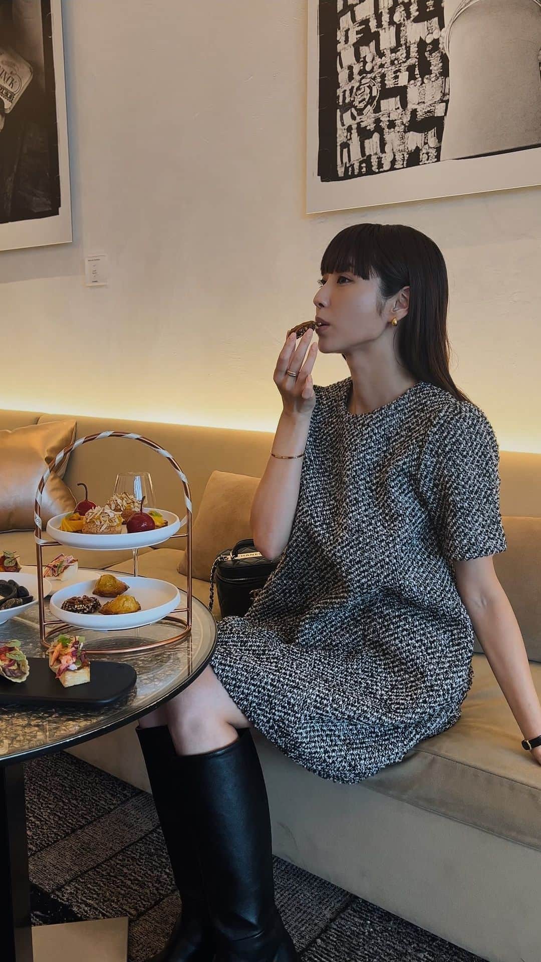 のインスタグラム：「Afternoon tea☕️ with @shepom   シゴデキ女子と、銀座でアフタヌーンティーすると 9割仕事の話、恋愛の話1割。笑 たくさん色んな事教えてくれてありがとう♡  @beige_restaurant に訪れたのは、 今回で2回目。 今回はアフタヌーンティーで。 上質な空間で... 甘いもしょっぱいもどちらも欲しい人に 凄くおすすめ。  #afternoontea #アフタヌーンティー #sweets #銀座 #ginza」