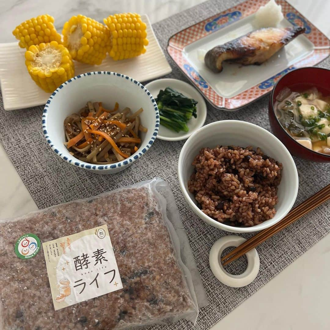 垰智子さんのインスタグラム写真 - (垰智子Instagram)「年々カラダの事を考えると食事って大切🍚✨ . 先日、完全無農薬無添加の 長岡式酵素玄米を朝ごはんに取り入れてみたよ🤍 . @koso_genmai_ は、5日間寝かせて発酵させたご飯が冷凍した状態で届くの😊 . だから食べたい時に炊飯器で5時間以上保温をする事で解凍されるともっちもちのご飯に🥺✨ . 自分で寝かせ玄米なんてできないけどこれはとにかく簡単で時短だから健康を考える人にすっごくオススメ💕 . 腸内環境もよくなるから、美容にも デトックスにも最適だよ🍙 . . #長岡式酵素玄米 #酵素玄米 #寝かせ玄米 #酵素玄米ご飯 #腸活食堂 #food #和食 #foodgram #healthyfood」9月10日 19時28分 - taotao_tomo