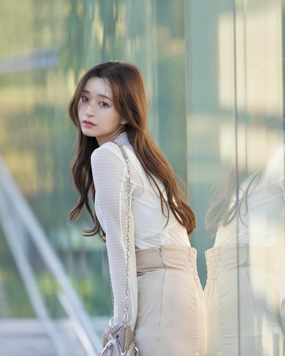 のインスタグラム：「UNIQLO × mame kurogouchi 🩶 ラストコラボ購入しました🛍️🛒  シアー感が可愛い柄メッシュのトップスは秋を感じられるのに、薄手だから厚さの残る今の時期にもすぐに取り入れられる🙆🍂  ニット類も購入してるのでまた紹介します🧶🐈 YouTubeでもレビューしてるのでよかったらそちらもご覧下さい…❕🤍  #UNIQLO #ユニクロ購入品 #ユニクロ #ユニクロコーデ #uniqlomamekurogouchi #mamekurogouchi」