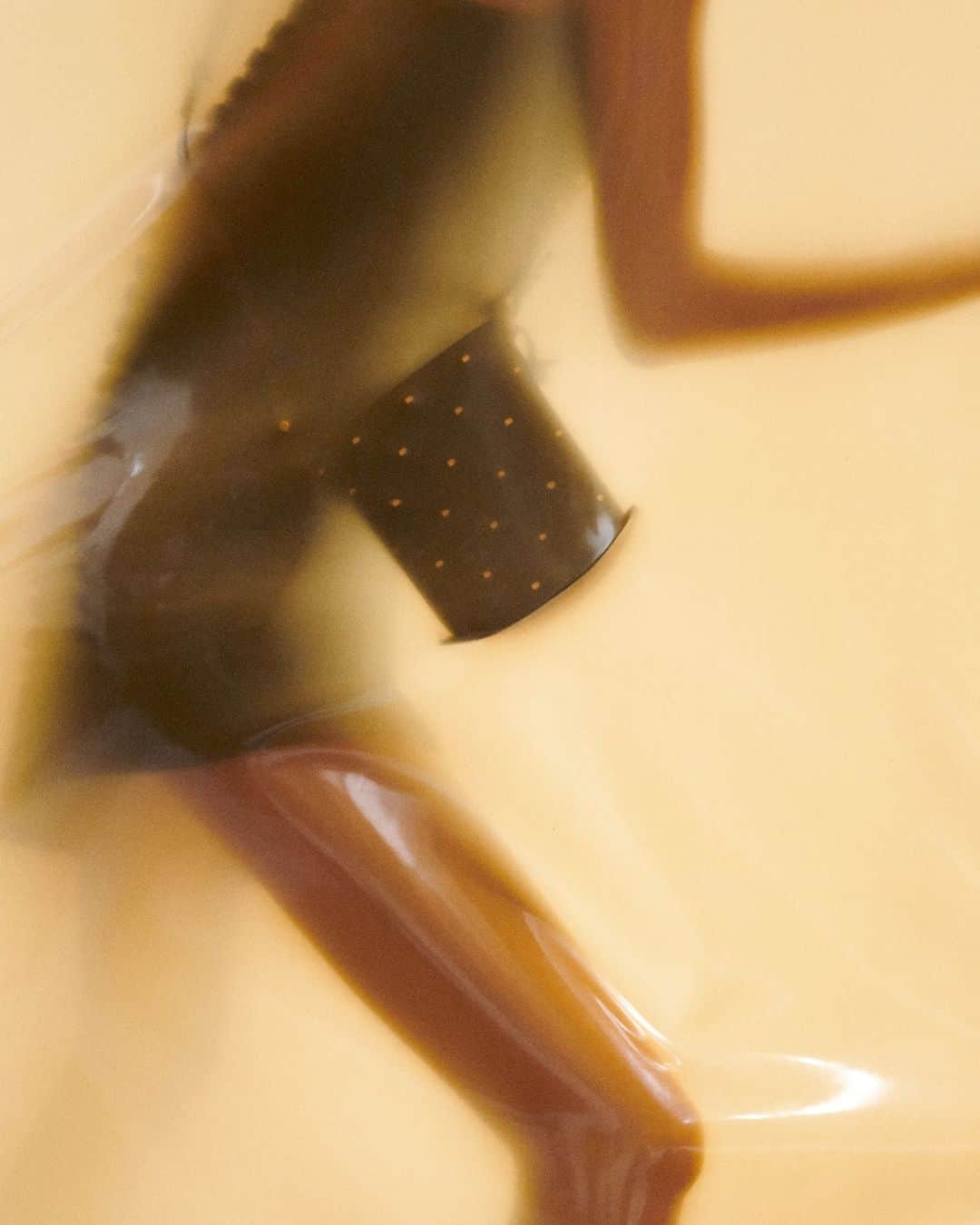 デルボーのインスタグラム：「A delicate tension. ⁣ ⁣ A dance between the supple accented by the strong, the Pin Toy Stella is animated by a constellation of miniature jewel-like metallic studs in the shape of a D. Crafted in Opera Calf leather, one of Delvaux’s most precious leathers, in a deep shade of Black, the Pin Toy Stella has an adjustable crossbody strap and top handles. ⁣ ⁣ #Delvaux」