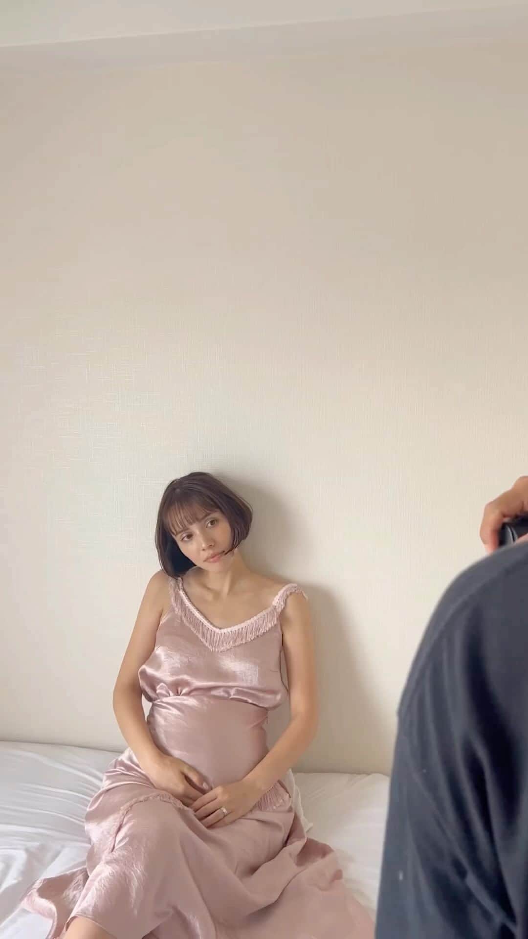 のインスタグラム：「マタニティフォト🤰💐  友達たちと屋上にセルフ白バック作って  撮影、楽しかった♡いい思い出  #maternity #maternityphotography」