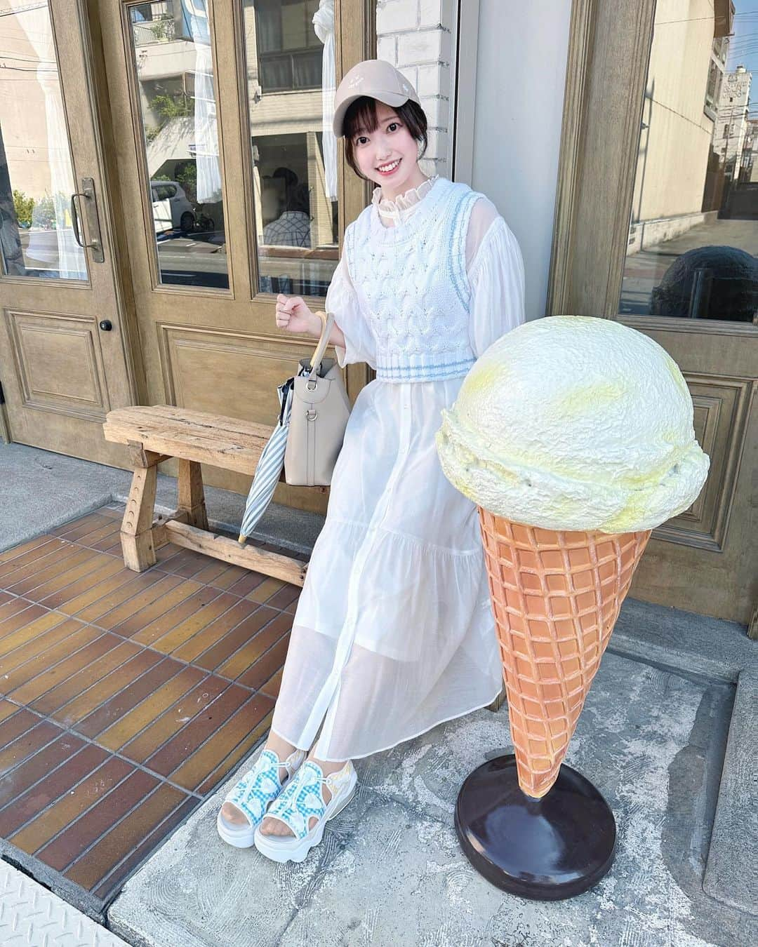 石井奏美のインスタグラム：「井上和ちゃんとお揃いのサンダルで アイスのお店いってきた🍨 (お店は2枚目にタグ🏷️)  キウイと紅茶のダブル🥝🫖  #香川#香川カフェ#高松#高松カフェ#kagawa#icecream#🍨」