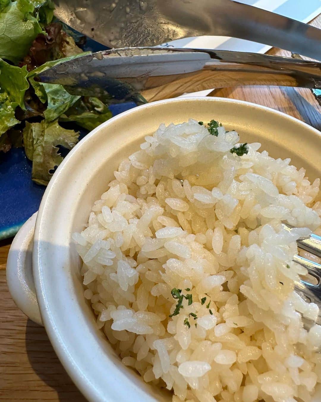 イトウジュン（タイ料理研究家）さんのインスタグラム写真 - (イトウジュン（タイ料理研究家）Instagram)「渋谷ストリームにいます — 渋谷ストリーム広場 駅直結 【Ocean good table】へ @oceangoodtable_shibuya  ランチで300gペロリと食べちゃう美味しすぎるステーキ🥩2900円 300度に熱したホットストーンの上でジュージュー 旨みを閉じ込めた塊肉を好きな焼き加減で3種類のソースとソルト&ペッパーでいただきます ランチタイムは全てのメニューにサラダ、スープ、パン🍞orビーフの出汁で炊くピラフもついてきます  まだプレオープンとのことですが、結構混んでました✨  Ocean good table  渋谷区渋谷3-21-3 渋谷ストリーム1階 050 5600 8553 渋谷駅C2番出口直結 12〜23時　休憩なし ランチはラストオーダー14時半まで ココさんお誘いありがとうございました😊 @ohtanihiroko   #oceangoodtable  #プレオープン #肉好き #肉食女子  #渋谷ステーキ #渋谷デート向け #渋谷グルメ  #渋谷肉デート #肉食べたい #赤身肉  #コスパ重視 #オージービーフ #肉柔らかい  #肉スタグラム  #ニューオープン #肉バル  #レモネード #肩ロースステーキ  #ステーキハウス #ステーキハウス渋谷 #渋谷ストリーム #渋谷ストリームグルメ #食レポ #東京食べ歩き #渋谷駅直結 #grassfedbeef  #grassfed」9月10日 19時39分 - junito.13