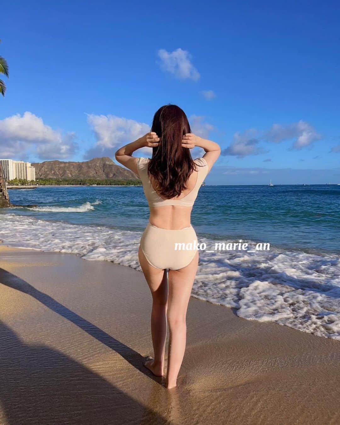 森雅子さんのインスタグラム写真 - (森雅子Instagram)「✨✨✨  ハワイ旅行の続き🌺  今回泊まったハレクラニホテルの 目の前の海岸へ。  ダイヤモンドヘッドをバックに 写真を撮れて嬉しい✨  水は冷たかったけどとっても綺麗で  でも波にちょっと攫われそうに なっちゃった😊  海の動画は何度見ても飽きないですね。  帰ってきた今でも時々眺めて 癒されてます。  だいぶハワイ旅行のお話も 進んできました。 続きは次回に✨  水着　@sanai_resort   ・ ・  #ハレクラニ  #ハレクラニホテル  #halekulani  #halekulanimoment  #halekulanihotel  #halekulanilover  #ハワイ #ハワイ旅行  #ハワイライフ #hawaii  #hawaiistagram #水着コーデ  #水着女子 #大人水着  #大人ファッション #旅女子  #海外旅行 #旅好き女子」9月10日 19時39分 - mako_marie_an