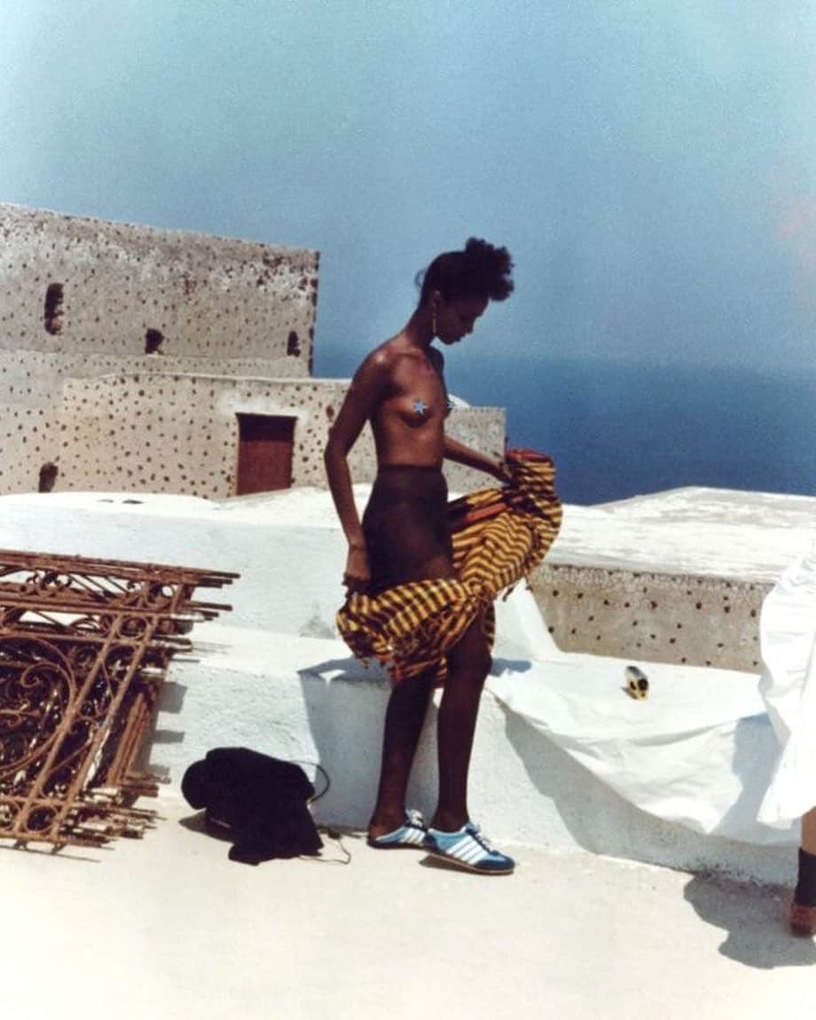 Meganのインスタグラム：「Iman in Santorini, Greece, 1982 〰 photo Kelly Klein . . . . #iman #santorini #greece #kellyklein #adidas #adidasoriginals」