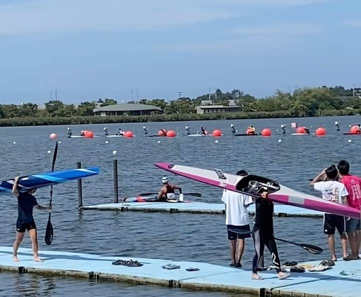 當銘孝仁のインスタグラム：「500🥉 200🥈  rain6 🏁 Black cap, Black shirt, white boat  Joder....🤦‍♂️🤦‍♂️🤦‍♂️  スタートで出たのに100付近とラスト75m〜25mにかけて複数回ミスしたのは痛かった。何回も映像みると幾つかのポイントでピッチが落ちてるのがわかる。横波のあるコンディションだったけどそういう時にミスなくいけるのも重要な事だと改めて痛感🥲  世界選手権から帰ってきて中々タフなスケジュールだったけど挑戦して良かったです。  応援ありがとうございました！  所属・サポート企業 @arnest_japan  @captainstag  @apod_arnest  @okinawa.gym  @smile.zakka  #越配 #三条印刷  #canoe #canoesprint #kayak #training #gym #workout #筋トレ #ジム #travel #新潟 #nigata #okinawa #沖縄 #カヌー #カヌースプリント #run #running #ランニング #camping #camp #キャンプ #キャンプ飯 #キャンプギア #キャンプ道具 #キャンプ初心者 #キャンプ用品 #キャンプ好きな人と繋がりたい」