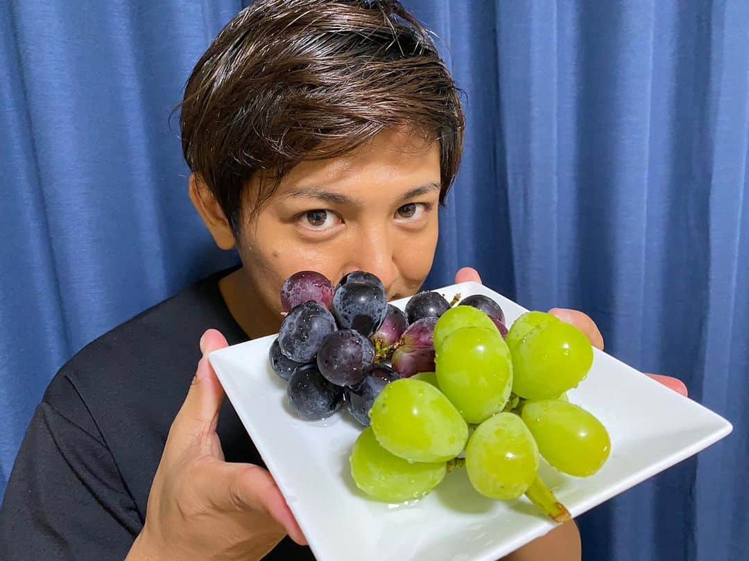 松山航大のインスタグラム：「★ 味覚の秋🍇 シャインマスカット＆ナガノパープル . 長野県に来て一番驚いたこと。 信州のフルーツは本当にびっくりするぐらいおいしい！ . いくらでも食べられます😊 そして生産者の皆様に感謝です！ . フルーツ以外にも秋の味覚はたくさん。 今から楽しみです🤩  #長野県 #長野 #フルーツ #果物 #ぶどう  #シャインマスカット #ナガノパープル #おいしい #グルメ #秋 #味覚 #秋の味覚 #食欲の秋 #大事そうに抱えてるけど #誰も取らんがな #長野放送 #アナウンサー #松山航大」