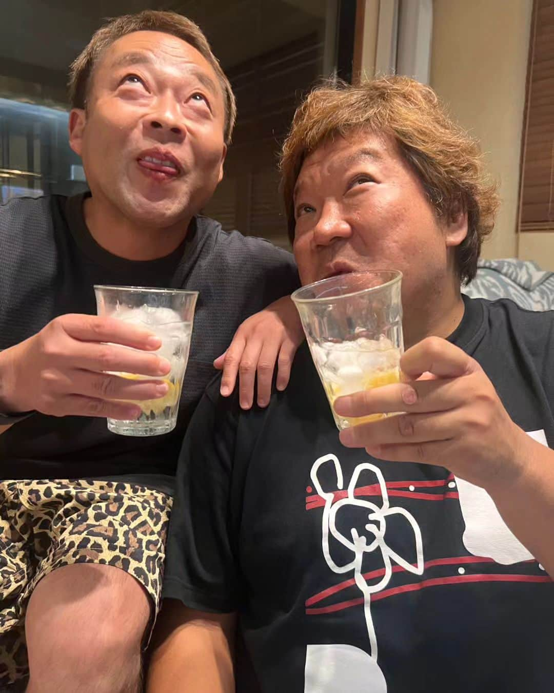 英太郎さんのインスタグラム写真 - (英太郎Instagram)「ドライブイン花火2023夏‼️  文句無しただただ最高‼️ 素晴らし過ぎた❗  呑めて、歩かなくて、暑くなくて、混んでなくて 風が気持ちよくて、大人の花火大会❤️  これからもずっとお願いします🙇 大好きな花火大会だから‼️  司会の中華首藤さんと終わって家飲みしました。 お疲れ様でした。  関係者の皆様素敵な時間ありがとうございました。何回も言いますね最高でした🙇  #ドライブイン花火2023夏 #感動 #ワイルドワンズ #中華首藤 #英太郎」9月10日 19時35分 - eitaro_boo