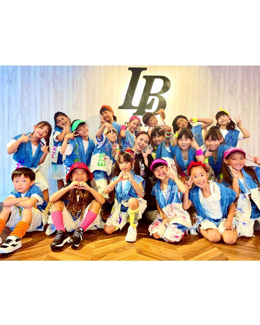 村上愛さんのインスタグラム写真 - (村上愛Instagram)「. 2023/7/30  @dance.studio_lovebonds  での、大きな発表会は2回目🫶  レッスン・リハーサルを重ね、本番では皆んな一人一人とっっっても立派な姿でステージに立っていて、感動の嵐でした🥹✨  全クラス、全出演者、 本当にかっこよかったなぁ。  見に来てくださったお客様、 様々なサポートをしてくださった親御様方、 とんでもなくかっこいい照明で皆んなを照らしてくださった照明さん、 会場スタッフの方々、 たくさんの方に支えられて立てた舞台😌  最高に素敵なステージで踊ることができて、皆んなの中で、またさらに "ダンスが楽しい" の気持ちが大きくなってくれていたら嬉しいです。  そして、 めぐの作品に出てくれた生徒のみんな、本当にありがとう💞 これからもみんなの成長を近くで見ていられますように🥰  素敵な一日をありがとうございました🩷🩵💙💜💚」9月10日 19時37分 - meg_5683