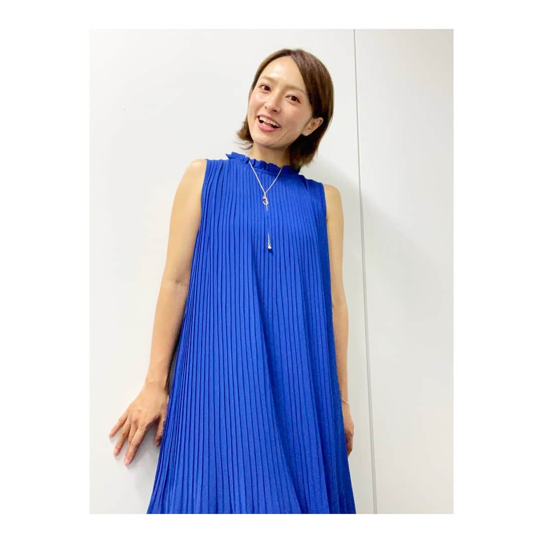 杜野まこさんのインスタグラム写真 - (杜野まこInstagram)「本日のお洋服は〜 青いプリーツワンピース💙  どうかな？  まだまだ夏服エンジョ～イ✨✨✨  #ワンピースコーデ #fashion #blue #夏服 #楽ちん #158センチ #サンダル #ugg」9月10日 19時37分 - makomorino