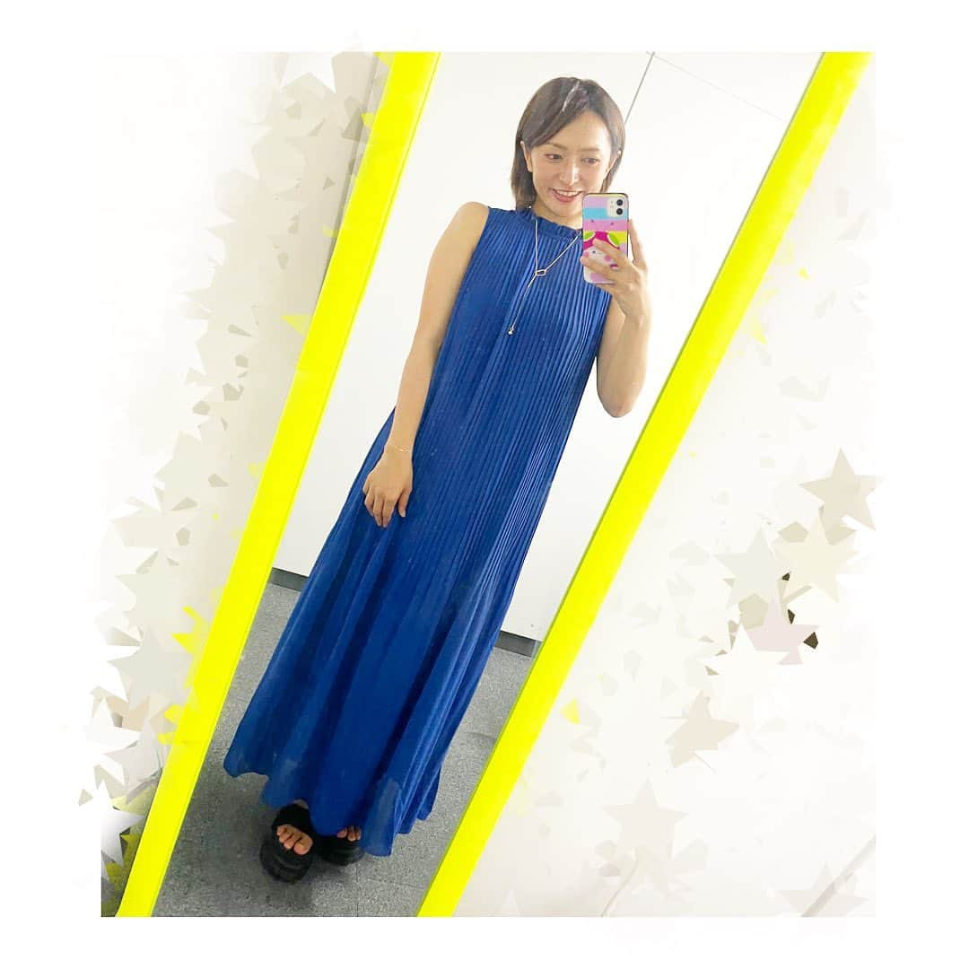 杜野まこのインスタグラム：「本日のお洋服は〜 青いプリーツワンピース💙  どうかな？  まだまだ夏服エンジョ～イ✨✨✨  #ワンピースコーデ #fashion #blue #夏服 #楽ちん #158センチ #サンダル #ugg」