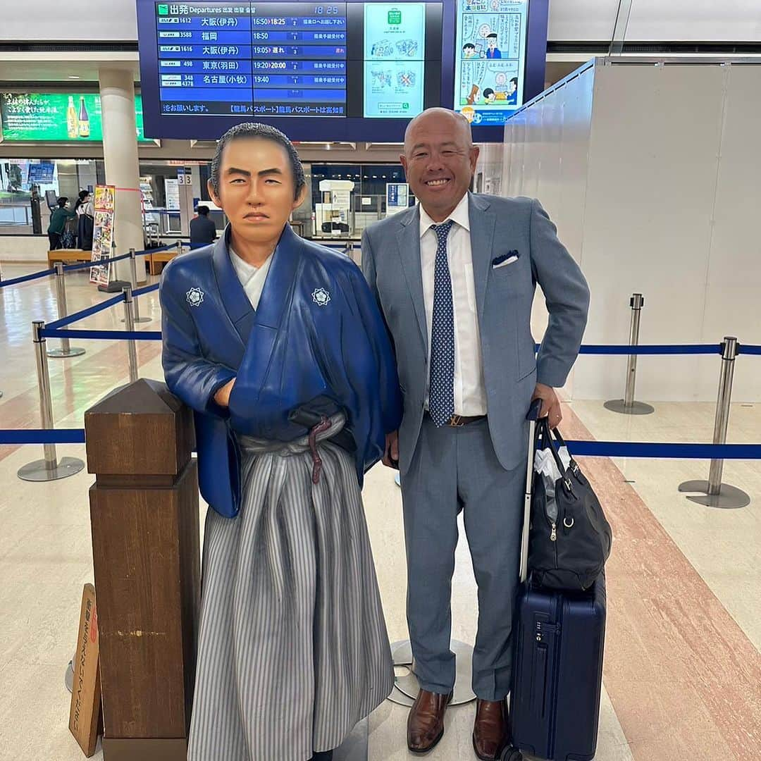 小田幸平のインスタグラム：「今日の2軍は高知県安芸球場で阪神タイガース最終戦⚾️ 残念ながら試合は中止☔️ 18時15分の高知龍馬空港〜伊丹空港のはずがまさかの15分前で欠航✈️ まさかまさかどうするの〜と思っていたらマネージャーが素早い対応。 空港〜御免駅にタクシー🚕で移動。 御免駅〜岡山駅まで南風🚃 岡山駅〜新大阪まで新幹線🚅 の素早い手配。 人生で経験できない事。 ありがとう😊 ダブルひろきマネージャー❗️ #中日#ドラゴンズ#高知県#安芸球場#マネージャー#阪神タイガース#高知龍馬空港#御免駅#新大阪#新幹線」