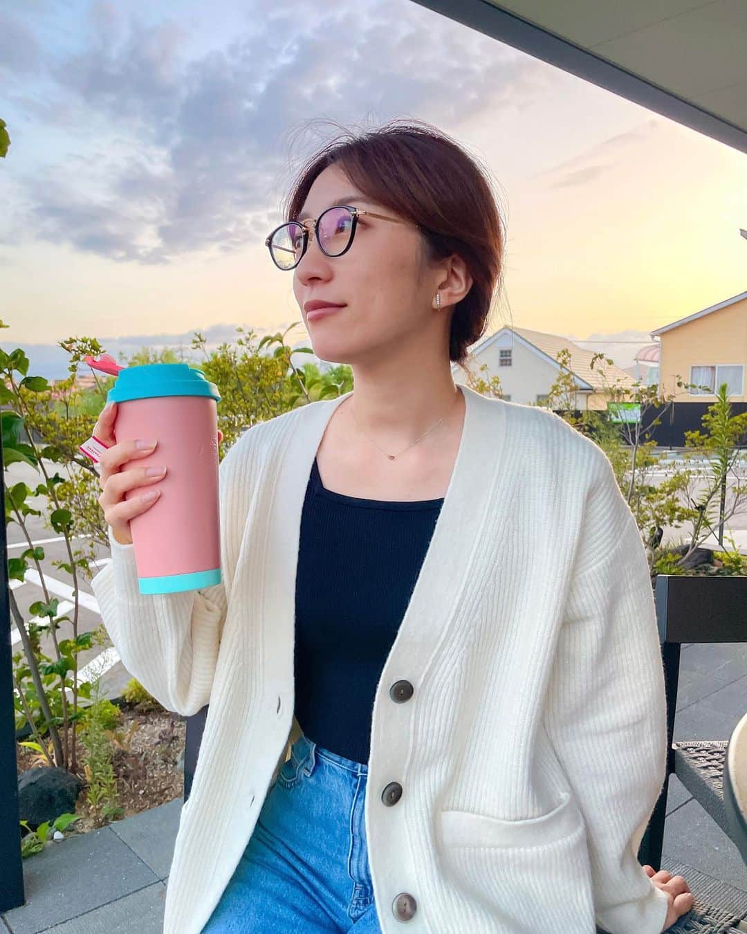 瀬口かなのインスタグラム：「秋服の支度🍁 ⁡ GUの #パフィータッチオーバーサイズカーディガン 🤍 ⁡ オーバーサイズの白カーディガンって使いやすくて一枚あると助かる〜！ ⁡ 159cmMサイズでこの丈感👌 大きめポケット付きなのも地味に嬉しいポイント☺️ ⁡ 最近秋がないって言われがちだけど、 秋服たくさん着たいな〜！ ⁡ ⁡ #PR #GU #gu_for_all  #カーディガン #オーバーサイズ #秋服」