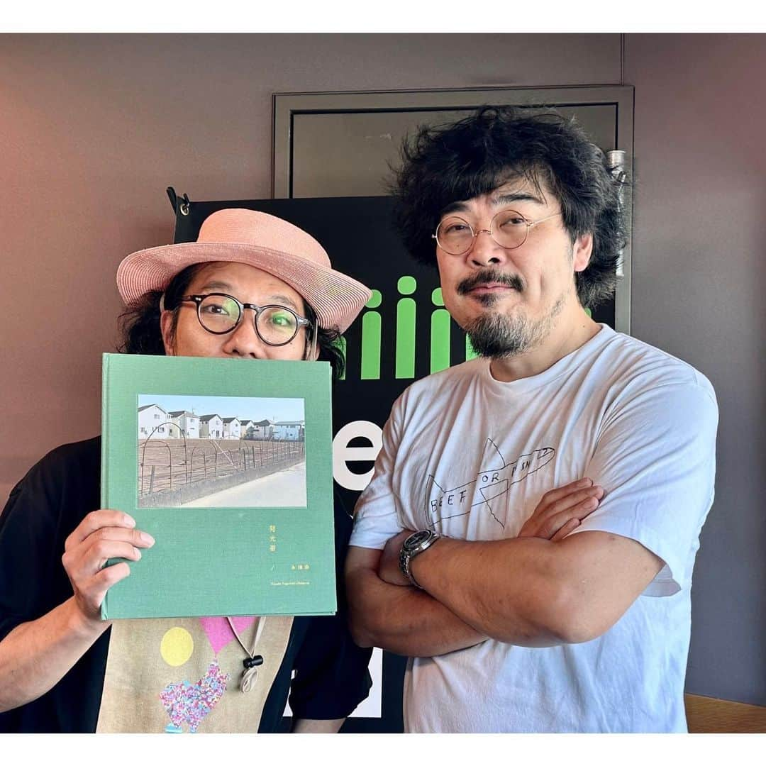 ハナレグミさんのインスタグラム写真 - (ハナレグミInstagram)「. 今夜の #InterFM897  「レディオ デ チャカチー」は、永積初の写真集『発光帯』の装丁をして頂いたデザイナー・サイトヲヒデユキさんをお招きし、写真集制作秘話について、じっくり語らいました。新曲『ビッグスマイルズ』についてもオンエアはありませんがご紹介。22時から、是非お聴きくださーい🎵  #写真集 #発光帯 #サイトヲヒデユキ さん  #ワンコインCD #ビッグスマイルズ  #チャカチー897 #ハナレグミ #永積崇」9月10日 19時43分 - hanaregumi.official