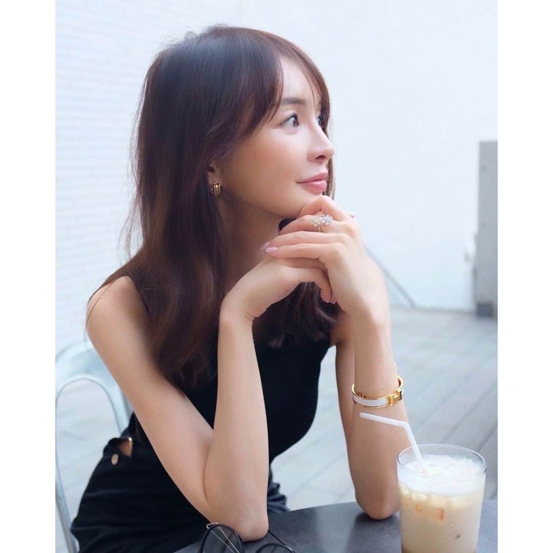 舞川あいくのインスタグラム：「Sunday🤍 このリング本当にかわいい〜💍🌼 つけてるとたくさん褒められるの 他のジュエリーも揃えてつけたいなぁ😊  秋風が心地いい季節になってきたね💫  . #ootd #fashion  #ravicharme #ラヴィシャルム #pr」