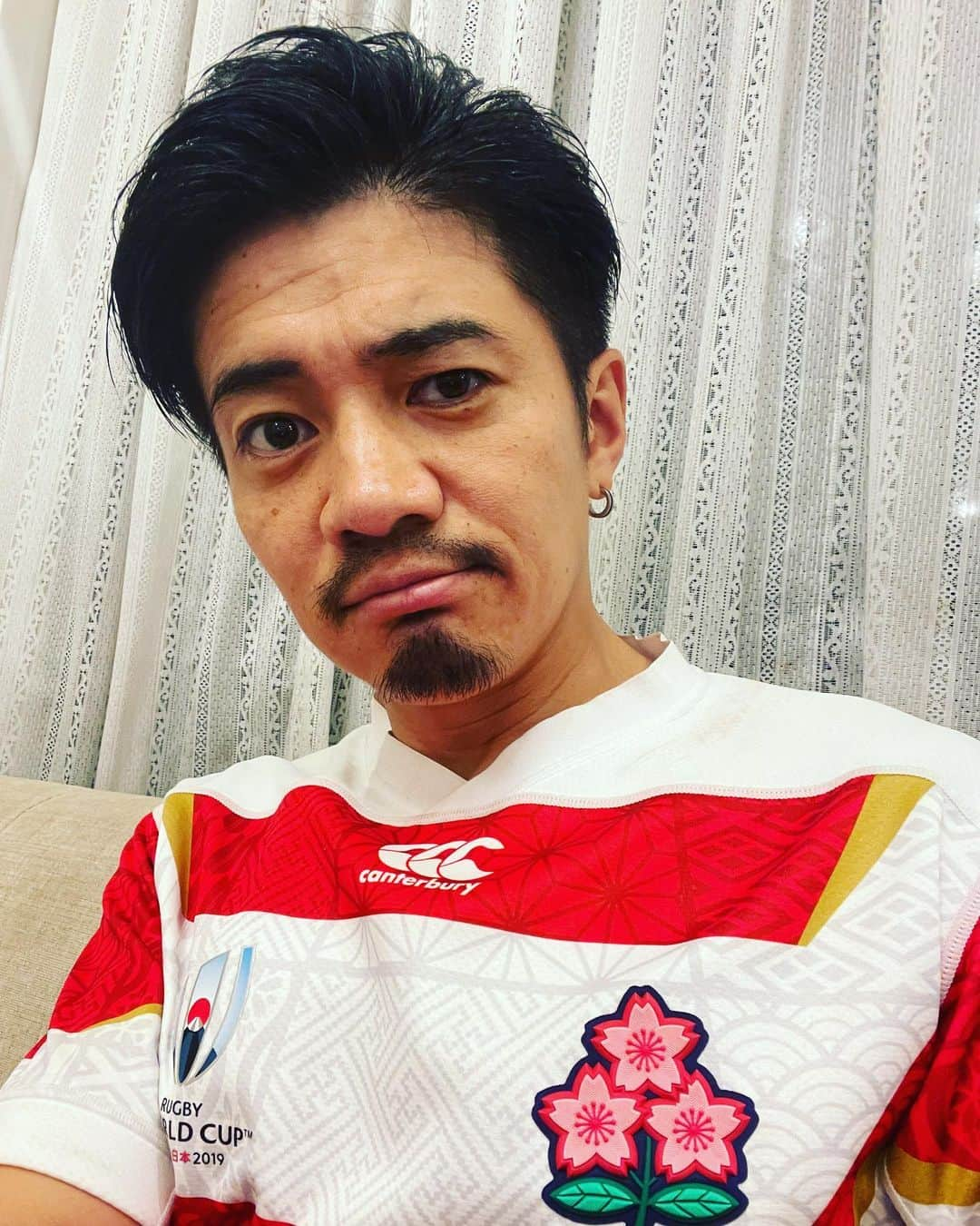 和田正人のインスタグラム：「4年ぶりの桜ジャージ。  W杯初戦のチリ戦まもなく！！  開幕前の連敗、姫野選手のケガなど、不安要素の多い今大会だけど、我々は心を一つにして応援するのみ。  One for all ，all for one！！  いざ出陣！！！！！  #ラグビー　#W杯」