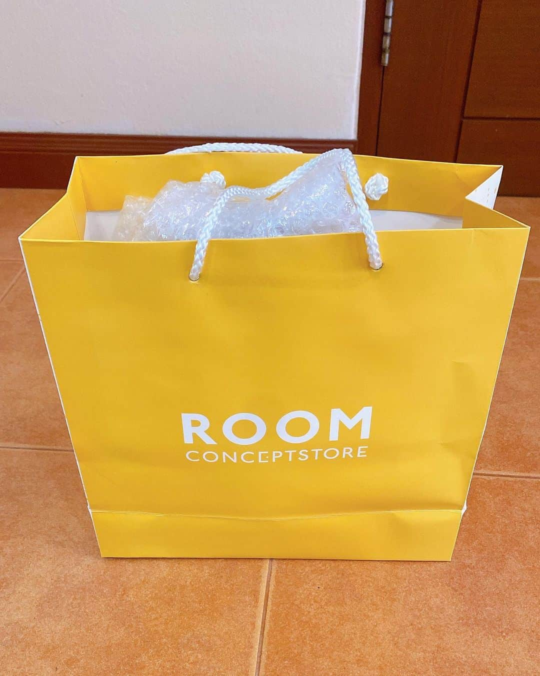 桜 稲垣早希のインスタグラム：「エムクォーティエにあるRoom concept というセレクトショップでこちら2点購入しました☺️ どちらか一つと思ったのですが、大きさ違いで割引されてたので２つとも買いました。  まだ中に入れるものが無いので何か見つけたら入れて飾ろうと思います🎵  買ってきたものを夫のりおなりくんに見せると  『おお〜…』  『………』  『ま、まるいね』  と必死に感想を絞り出してました😂  まぁインテリアなんて自分の趣味でしかないので感想難しいですよね  それにしても嘘でも  『いいね！めっちゃ可愛いじゃん！』  って言うお世辞がサッと出てこないあたりに惚れたような気がするのでこれで良かったです🙄  ちなみにその後、  『なんか汚れてるよ？？大丈夫なの？？』  とわざと付けられたお洒落錆びを見て言ってました、、  #桜稲垣早希 #タイ移住 #りおなり #出会って7年 #のろけぐらむ」