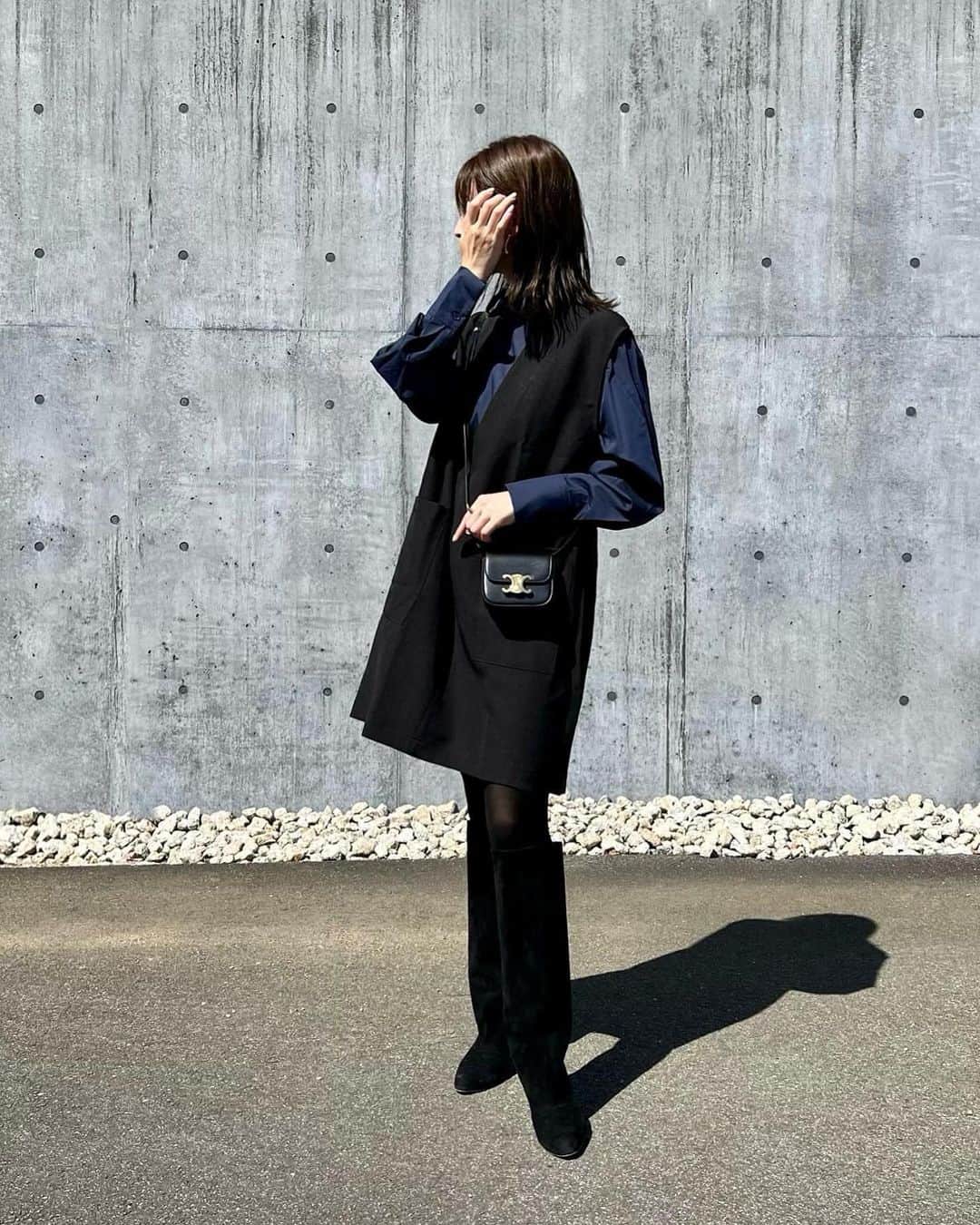 のインスタグラム：「black / navy 大人も着やすいラインが綺麗なミニワンピースに ハイネックのボウタイブラウス合わせで秋コーデ🍂  この配色なら可愛くなりすぎず落ち着いたイメージに☺️  シンプルなワンピースはインナーをタートルに変えても🫶 結び方でアレンジできるブラウスも1枚あるとコーデの幅が広がりそう💙  @urs_official #coordinate #urs  #urs_styling #urs_official  #ユアーズ #タイアップ #大人コーデ #ボウタイブラウス #ディープＶネックミニワンピース」