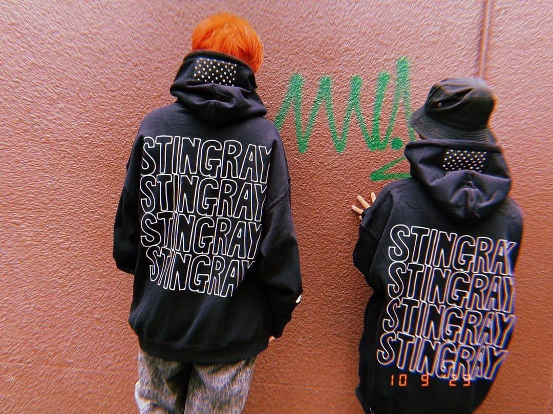 のインスタグラム：「本日久しぶりに @stingray.dot １日店長in大阪でした。 新作撮影したり、お客さんとおしゃべりしたり、サインしたりしてたらあっという間に終わってしまった！来てくれた皆さんありがとうございました。  都会に来ると、電車の1両分だけでいま自分の住んでる町の全人口かもなーとか考えたりする🚃  もはや田舎暮らしに慣れすぎて、いまは人酔いもするけど、都会はやっぱり楽しいことがいっぱいあるし、会いたい人に会えるし、元気もらえる☺️  しかし明日は月曜なので徳島帰ります。大阪またぬー👋」