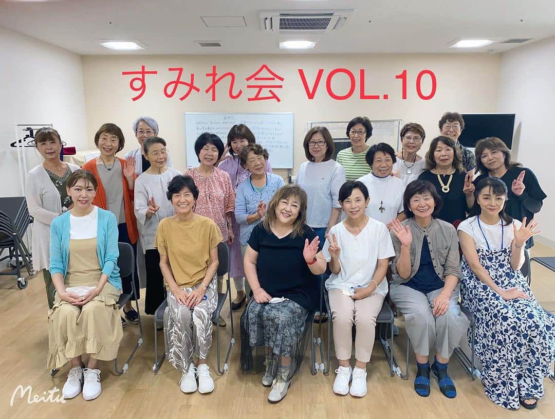 小坂明子のインスタグラム：「2ヶ月ぶりにお会いできました。 調布すみれ会、合唱の皆様と。」