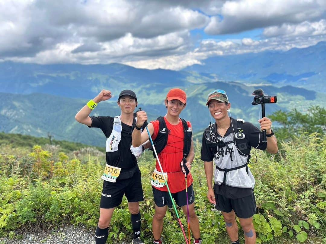 大倉士門のインスタグラム：「今日は長野の白馬村で 白馬国際クラシック🏃‍♂️⚡️ 標高1300mの岩岳を登って下って 標高1700mの黒菱平を登って下って。 地獄のような斜面をひたすら進む28kmのトレイルラン⛰️⚡️ 完走しましたーーー！！！😆😆✌️ もうあかんかなってぐらい登り切る時しんどかった！笑 帯同してくれた、タクと島くん 感謝です🙏 今回のもテレビの仕事で参加させてもらったので また告知します！！😤😤 よー頑張った！俺！ 白馬の景色 まじで最高すぎました！🥰💕 あー！疲れたけど、楽しかった！🤩また白馬は観光しに行きたい！😊」