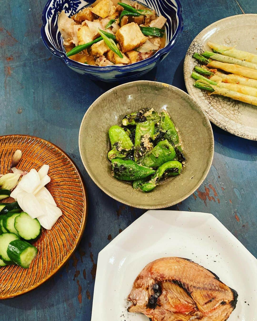 井上荒野のインスタグラム：「今日はあっさり。連子鯛干物、焼いた甘唐お浸し、アスパラの春巻き、昨日の角煮の汁で厚揚げ煮、ぬか漬け。」